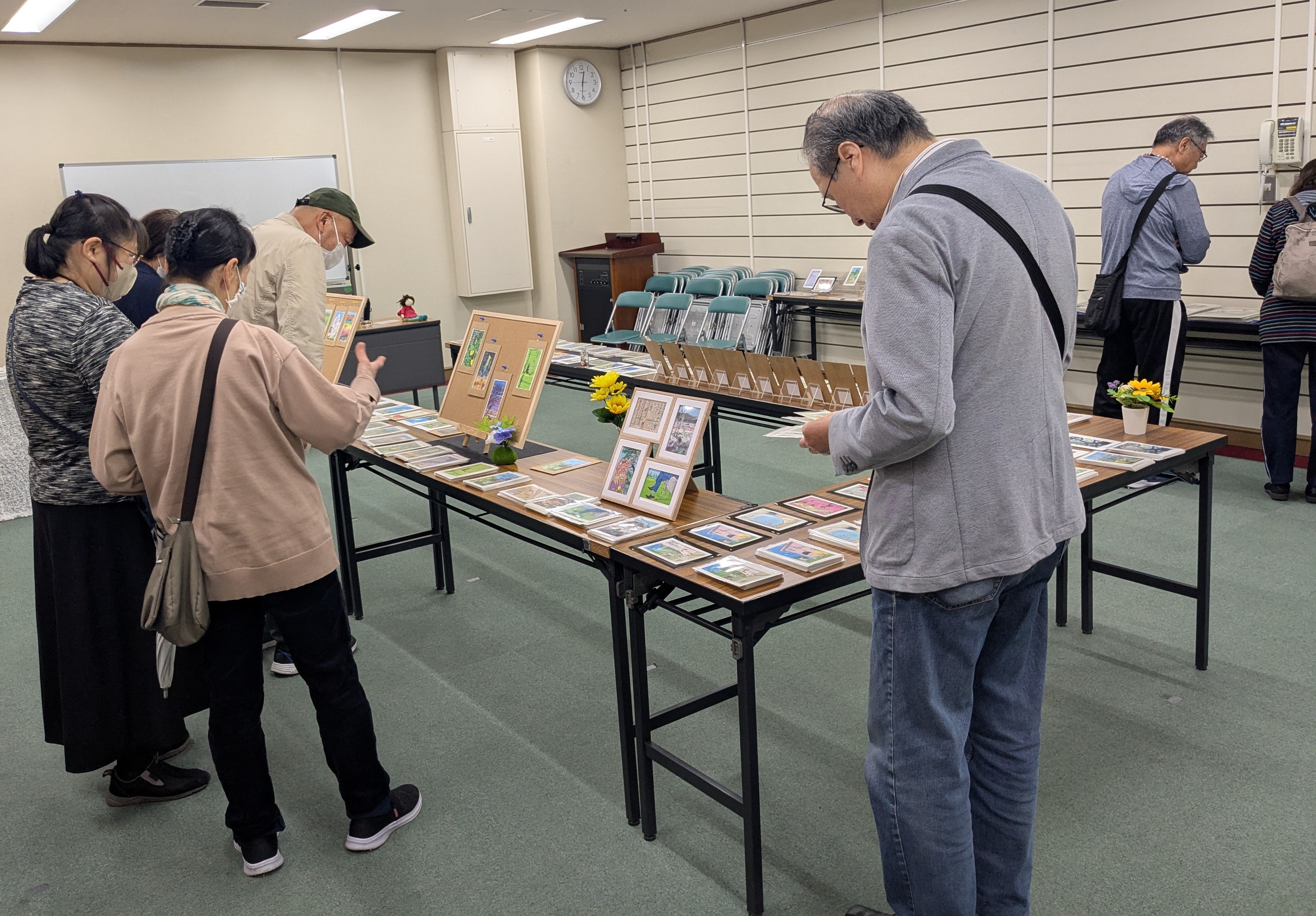 EGGNWORKS エッグンワークス ツクルヒトタチ ポストカード　イラスト集
グループ展や個展で作品を発表しています。

2025年5月に開催した個展「魅知との遭遇」での風景を添付します。　服部かつなが