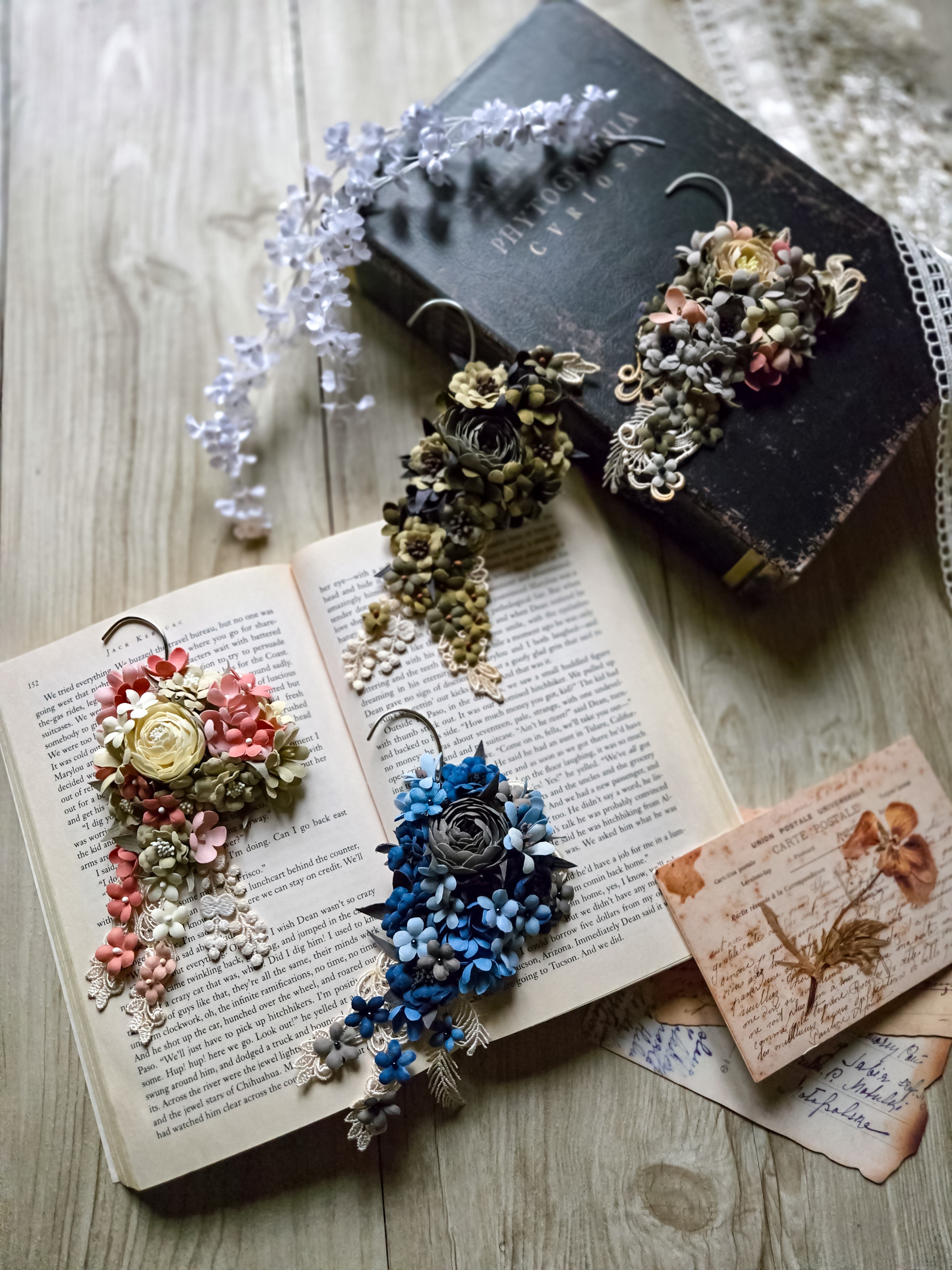 ツクルヒトタチ博in京都文化博物館2025 EggnWorks Museum エッグンワークス ミュージアム 草木染め布花のイヤーフックsomehanarose