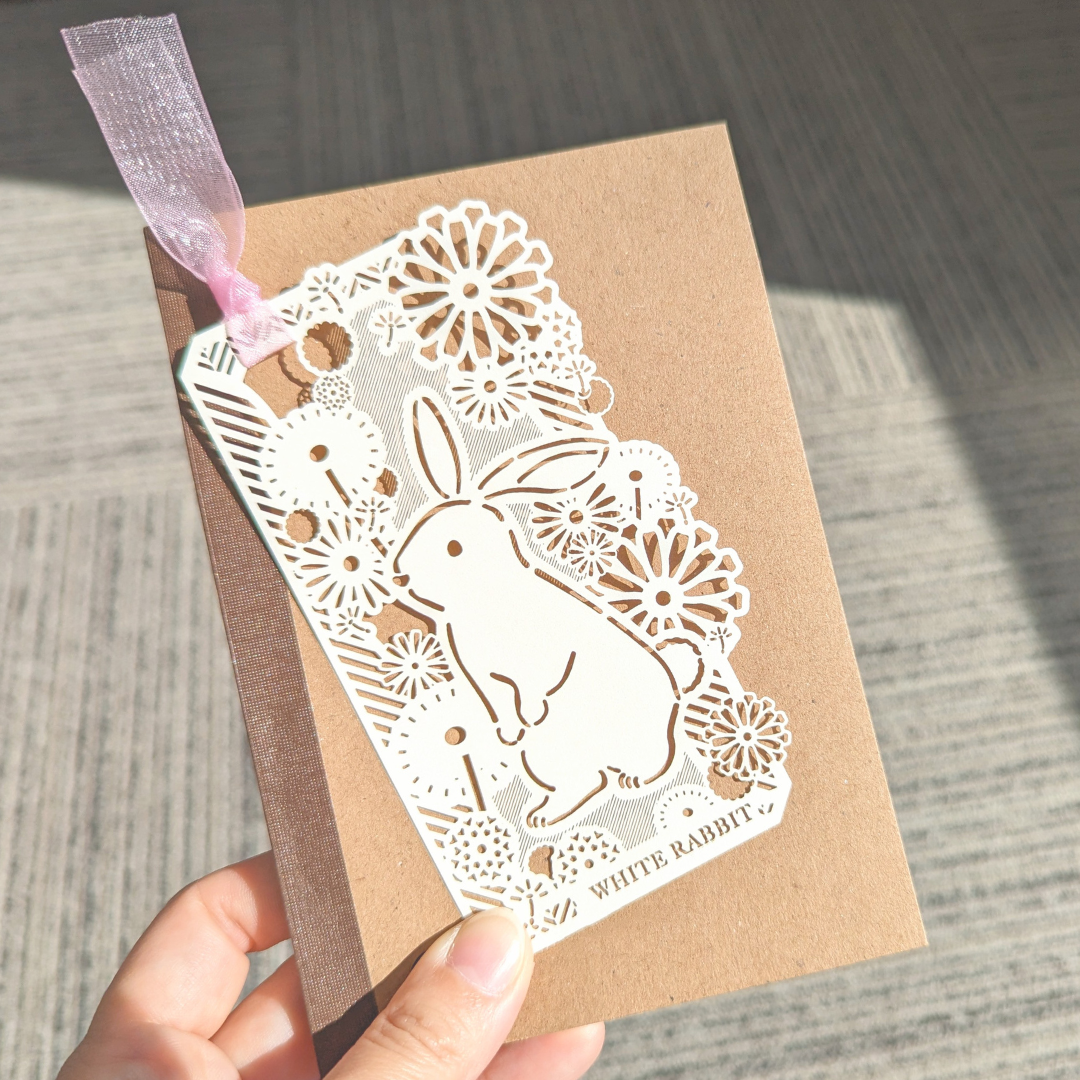 EGGNWORKS エッグンワークス ツクルヒトタチ ●ヨシダノートシリーズ：昭和20年代のノートの「ほんものレトロ」なイラストを生かしたグッズ
　ミニノート、アクリルクリップ、ステッカー、マスキングテープ
●どうぶつシリーズ：どうぶつたちを通して楽しむ、紙にこだわった文具シリーズ
　レーザーカットしおり【添付写真】、メモ帳、デザインペーパー、上製本ノート
●ご当地いいものクリップ：ご当地の「いいもの」をアイコニックにデザインしたファイバー紙製クリップ
●ペーパーモビール：紙と糸だけでできた、自由に飾って楽しむ2WAYモビール　吉田次作商店