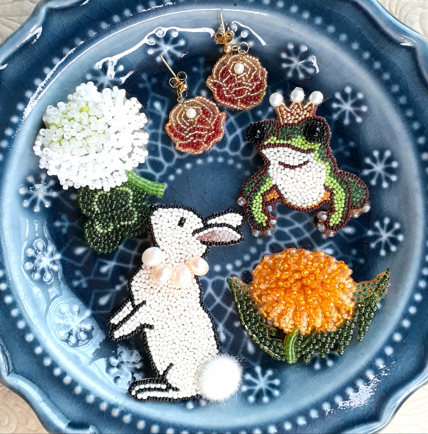 EggnWorks Museum エッグンワークス ミュージアム かえるの王子さまのブローチ＊オートクチュールビーズ刺繍うたのすきなことり