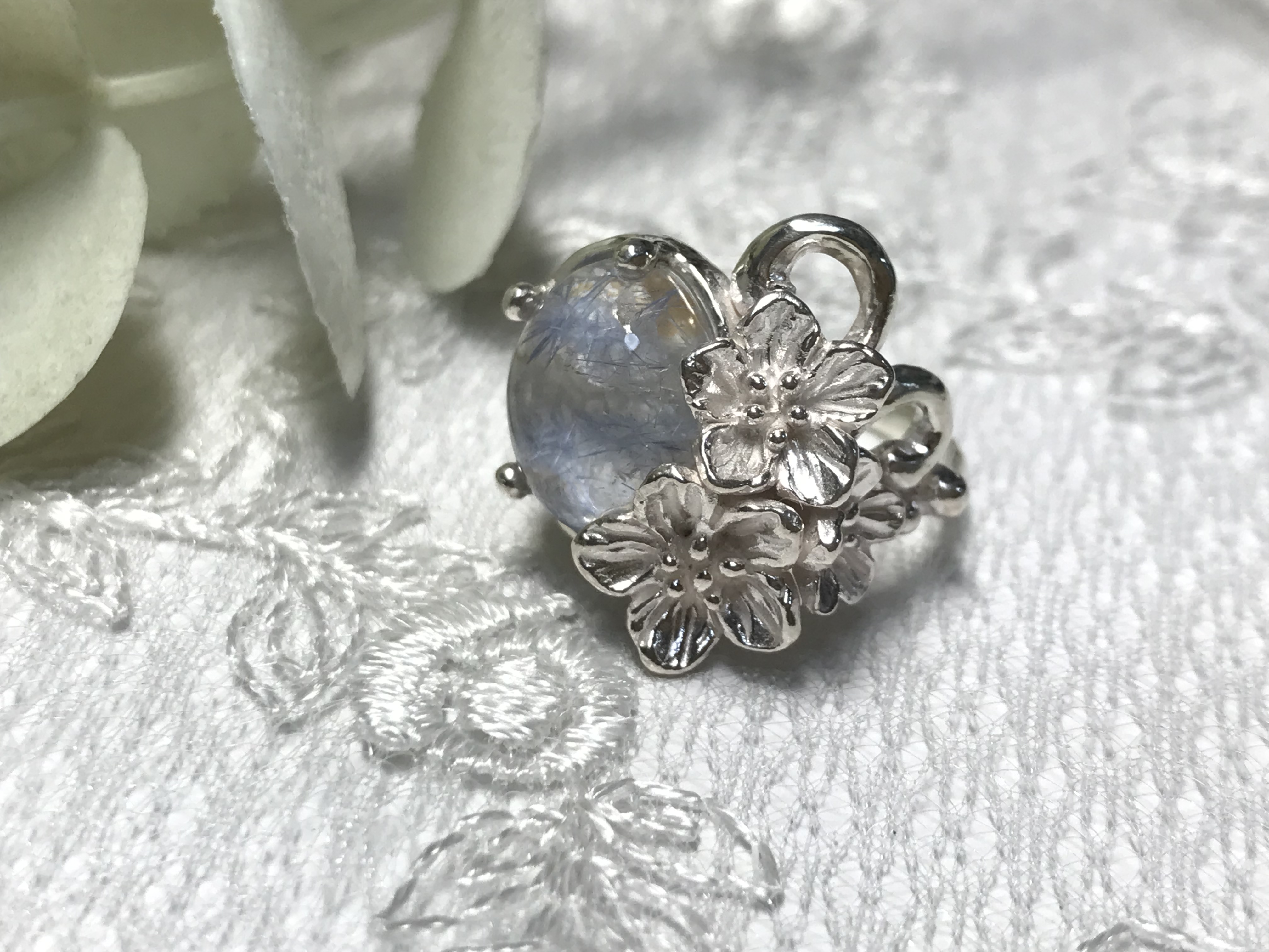 EggnWorks Museum エッグンワークス ミュージアム デュモルティエライトinクォーツとデルフィニウムのシルバーリclover house