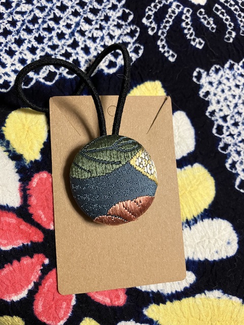 EGGNWORKS エッグンワークス ツクルヒトタチ ① 着物帯リメイクがま口バッグ
② 着物帯リメイクミニバッグ
③ 大島紬・振袖・黒留袖リメイクドレス
④ 浴衣リメイクのセットアップ＋バッグ
⑤ 大島紬ヘアアクセサリー　yochipiko