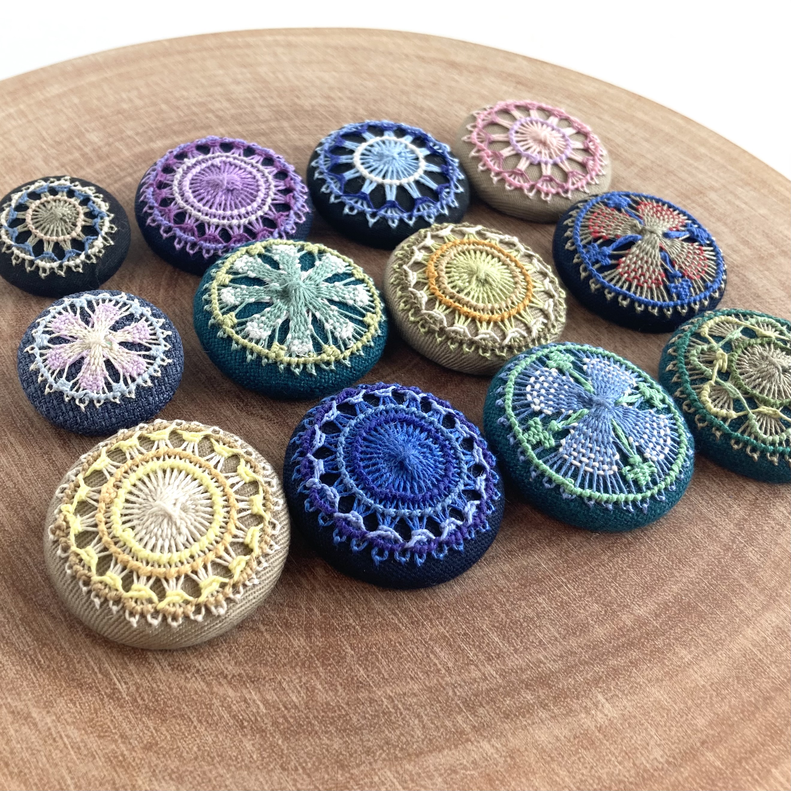 EGGNWORKS エッグンワークス ツクルヒトタチ博in京都文化博物館2025 糸のフープピアス ブルーxグレー Jose Daniel