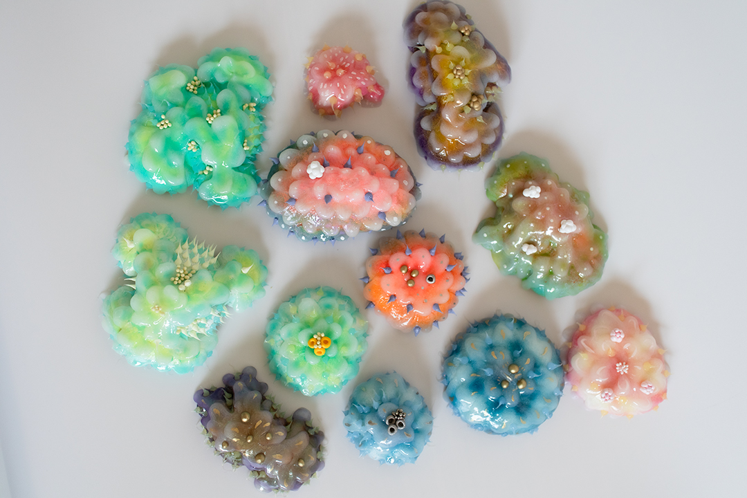 EGGNWORKS エッグンワークス ツクルヒトタチ ヘアクリップ付きの小さなアート作品
マグネット付きの小さなアート作品
ブローチ
壁掛けオブジェ
人形
など　Odd Object