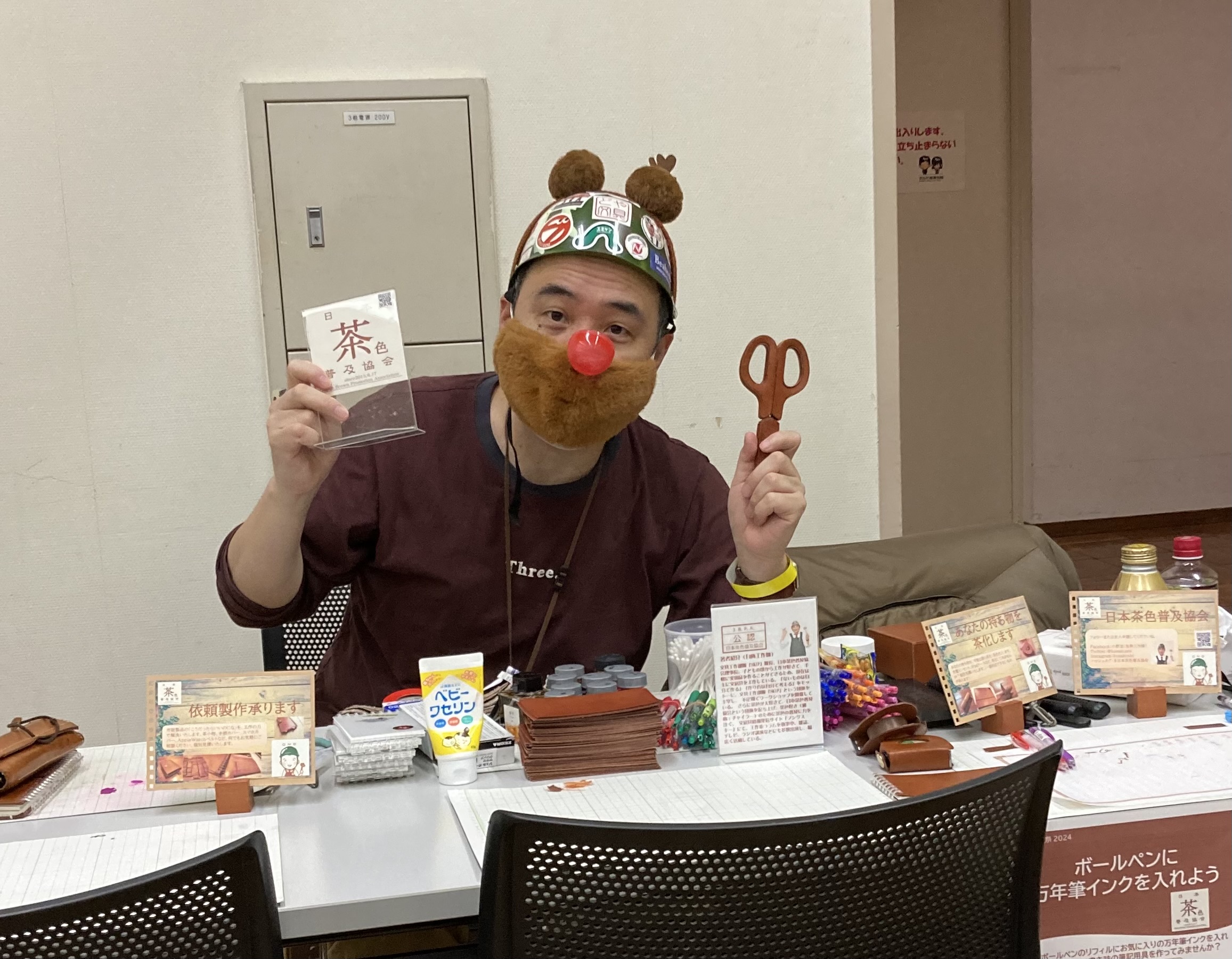 EGGNWORKS エッグンワークス ツクルヒトタチ 「ボールペンに万年筆インクを入れよう」
ボールペンリフィルにお気に入りの万年筆インクを入れるワークショップです。45分、2000円。開催実績は手帳・文具系イベントで20回くらいです。

「インクが見える万年筆を作ろう」
透明軸万年筆を直液式に改造して、ネイルシールとトップコートで仕上げ、オリジナル万年筆を作ります。45
分、3000円。今年から始めたので、開催実績はまだ３回です。　日本茶色普及協会