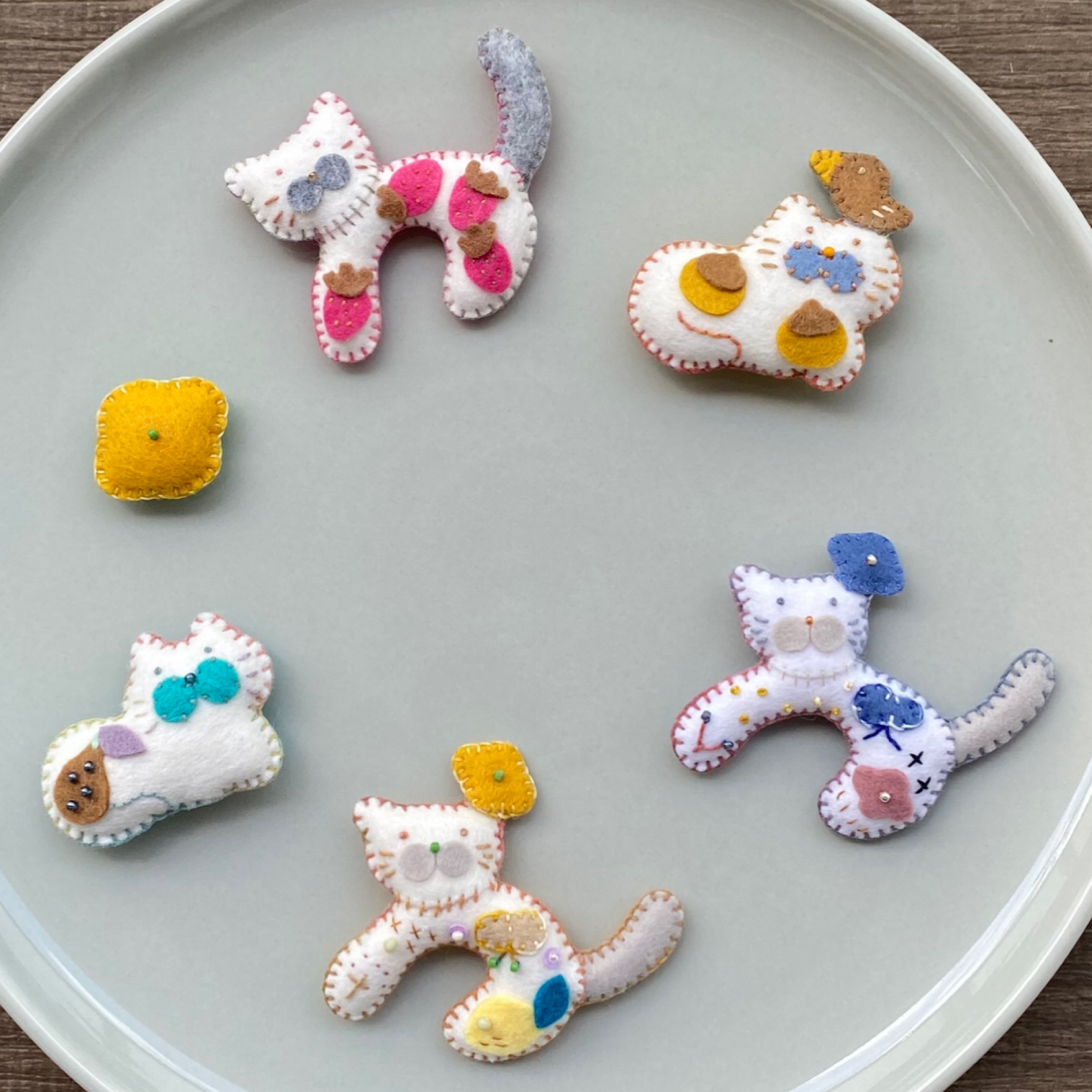 EGGNWORKS エッグンワークス ツクルヒトタチ博in京都文化博物館2025 ねこさんブローチ。 キキウマイ