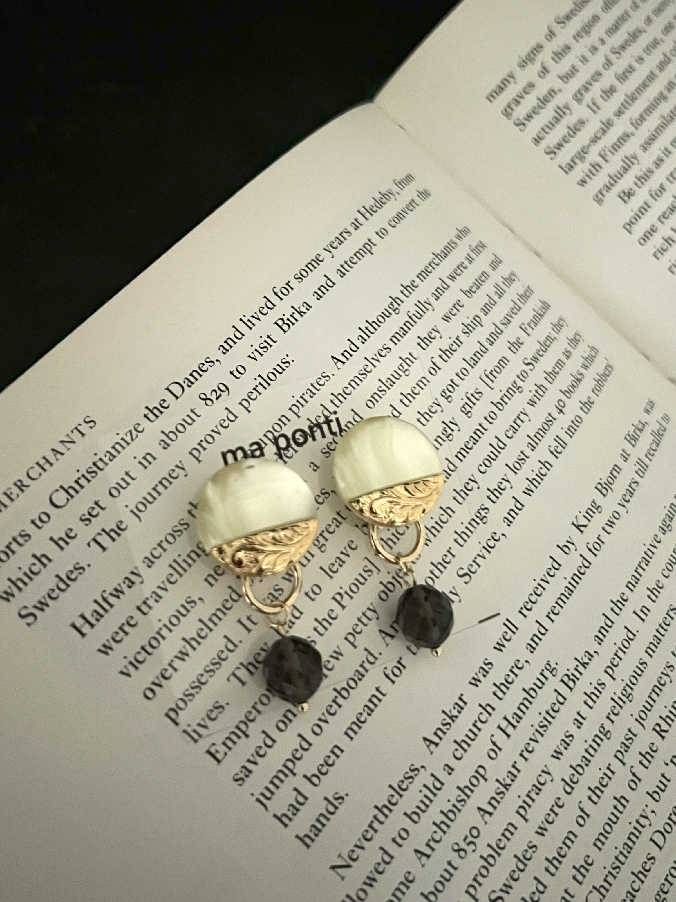 EGGNWORKS エッグンワークス ツクルヒトタチ シラーの美しいイタリアヴィンテージボタンと
天然石チャームを使って、上品なラグジュアリー
を感じられるアクセサリーにお仕立て致しました。　maponti