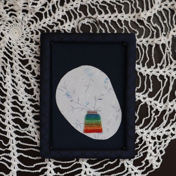 EggnWorks Museum エッグンワークス ミュージアム ネクタイ生地から生まれたフレームアート★虹色かびん★