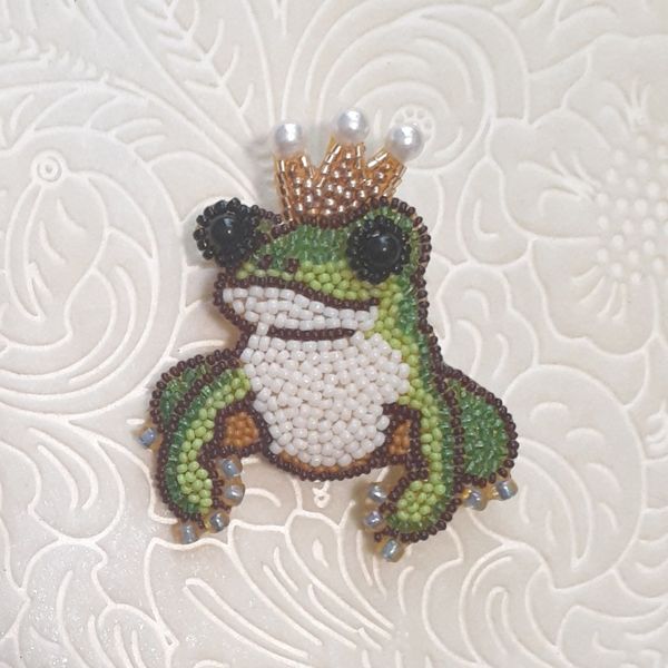 EggnWorks Museum エッグンワークス ミュージアム かえるの王子さまのブローチ＊オートクチュールビーズ刺繍うたのすきなことり