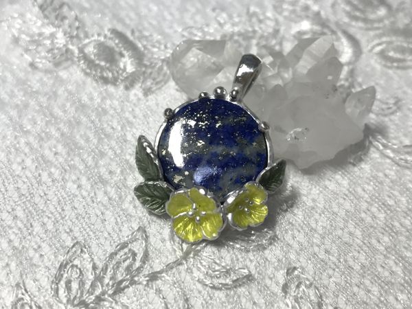 EggnWorks Museum エッグンワークス ミュージアム 待宵草とラピスラズリのペンダントトップclover house