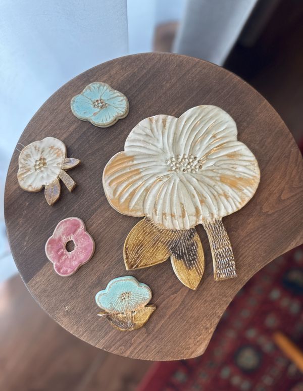 EggnWorks Museum エッグンワークス ミュージアム 陶器の花たち。kuu_ja_kukka