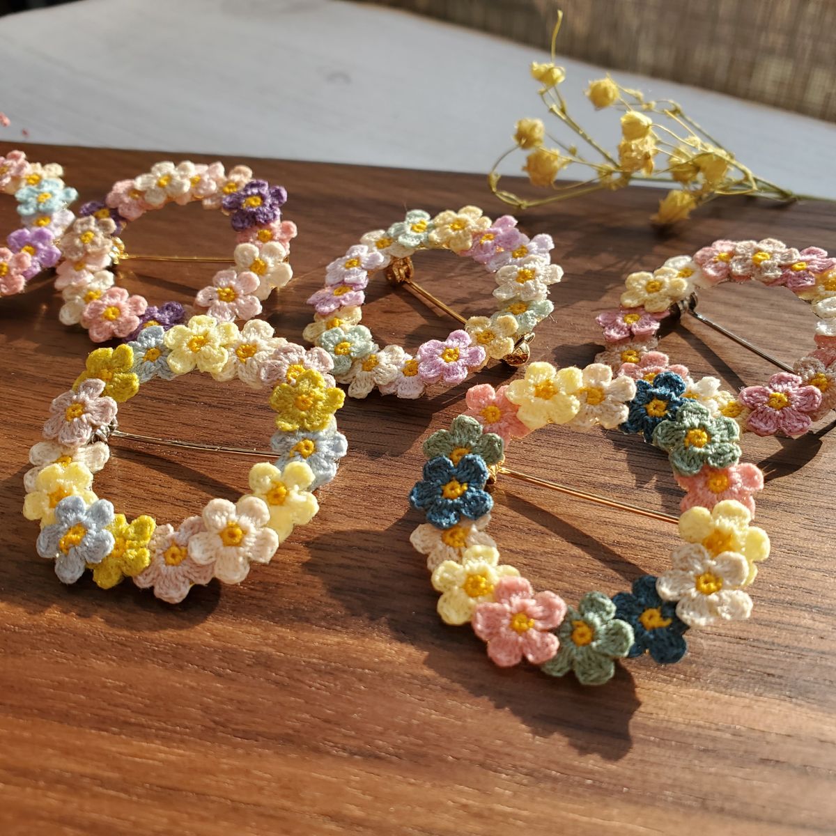 ツクルヒトタチ博 小さなお花のリースブローチHerb Wreath