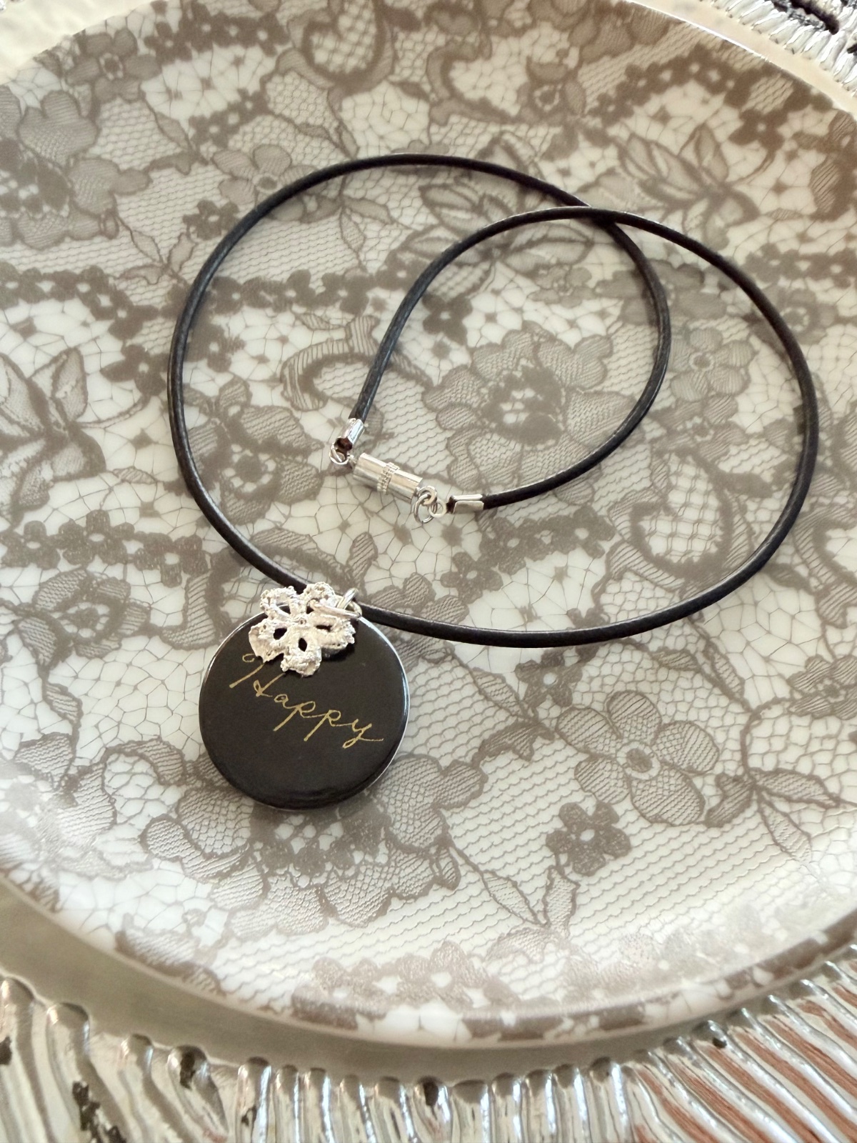ツクルヒトタチ博 EGGNWORKS minto Happy silver フラワー革紐ネックレス