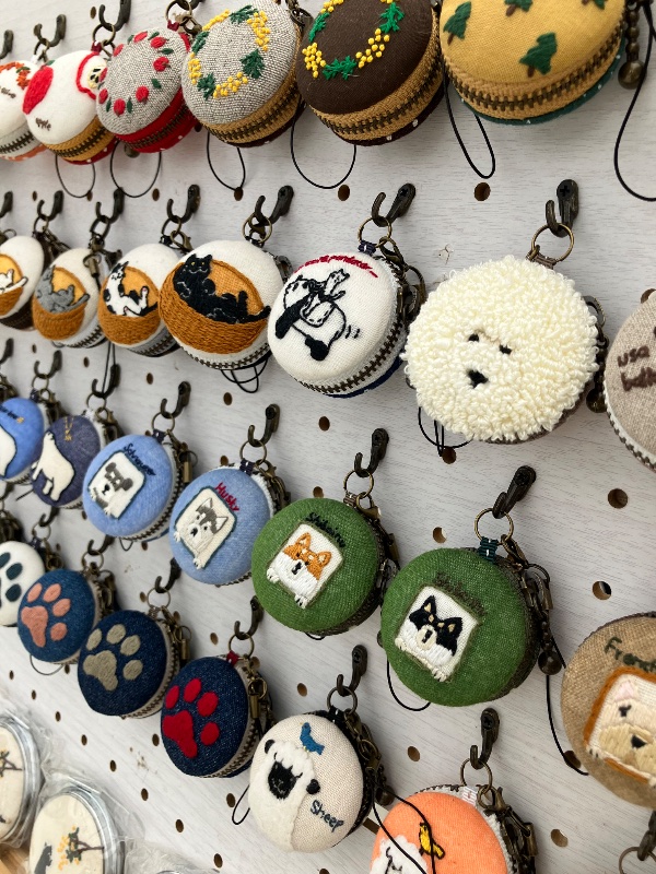 EggnWorks Museum 刺繍マカロンポーチ